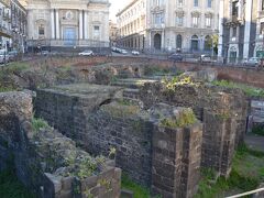 Anfiteatro Romano di Catania(円形闘技場)

この国にありがちな、掘ったら出てきたシリーズ。ローマ時代のカターニアの歴史は紀元前263年に遡ると言われていて、その歴史の長さには驚くばかりです。