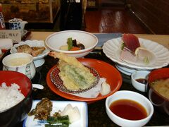 お昼は稚加榮へサービスランチを食べに行きます。