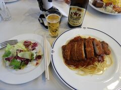 トレインレストラン日本食堂。私はベロネーズとビール。