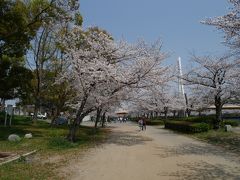 造幣局が近づいてきました。桜宮橋が見えています。