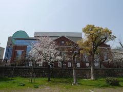 造幣博物館です。正門で入場手続をしてから見学します。桜の通り抜け期間は博物館見学は出来ません。