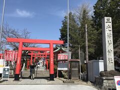 城下の通りが終わり、犬山城の小高い丘の手前に位置する三光稲荷神社。朱塗りの鳥居と紅色の幟が目に鮮やか。
