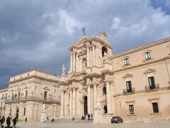 Duomo di Siracusa

旧市街の中心、ドゥオモ。この街の守護聖人「聖ルチア」を祭っています。