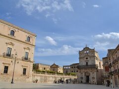 奥に見えるのがhiesa di Santa Lucia alla badia(サンタ ルチア アッラ バディア教会)で、カラヴァッジョの「聖女ルチアの埋葬」を見ることができます。

内部の写真は撮影不可で無いのですが、もちろん見に行きました。