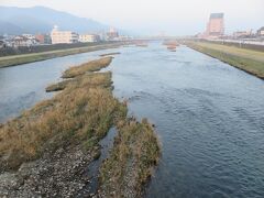 吉井川を渡り津山駅に向かう。朝の６時半ごろ。