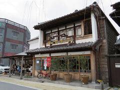 看板の上のランプの形がカワイイ。
ここ以前はなかったような気がする。
古い建物をリノベーションした飲食店が増えたような印象。
こういった発展は好ましいですね。