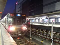 とはいえ、糸崎から姫路まで乗換なしはやはり楽です。車窓を眺めてぼーっとしたり、読書したり、うとうとしたり。
姫路につく頃にはすっかり暗くなりました。
姫路駅からは新快速へ。