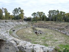 Anfiteatro Romano Siracusa(円形闘技場)

2世紀終わり~3世紀頃に完成したとされる円形闘技場。客席は26段、8つの入口を持つ大きな闘技場です。これも岩盤をくり抜いて作ったというから驚き。