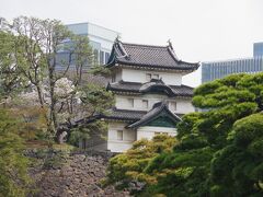 宮内庁舎のお向かいに、江戸城の富士見櫓が見えます。
城と桜の構図にはならないのが残念です。
現存の三重櫓は、万治２年（１６５９年）の再建で、どこから見ても同じ形にみえるために、俗に八方正面の櫓とも呼ばれます。
天守閣が明暦３年（１６５７年）に焼失した後は復旧されなかったので、富士見櫓が天守閣に代用されたと伝えられています。
