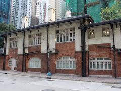 建物が見えてきました。

油街實現（ﾔｳｶﾞｲｻｯﾂｲﾝ)
英国ロイヤル香港ヨットクラブのクラブハウスを香港政府が修復し、
2013年にアートスペースとして開放している施設。
