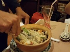 お腹が空いたのでUberで予約していたフーンライへ。
絶品と聞いていたシーフードの土鍋ご飯。なぜか1番最初に来ました。
お出汁が効いていて和風でも中華でもなく不思議でしたがとても美味しかったです。