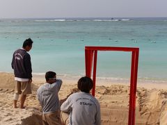 結構深く掘るんだなあ。
そうか、台風も来るワケで。

途中で呆然としながら
海を眺める若手スタッフ男子たち。