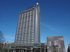 タクシーに乗る事15分程、着いたのはRadisson Blu Latvija Conference & Spa Hotel。
写真は翌日撮影。手前には独立100周年記念のオブジェが。
