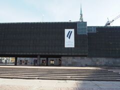 旧市街に近い「Grēcinieku iela」停留所で下車。歩いてすぐに、こちらの建物が。
こちらはラトビア占領記念館なのだが、現在は改装工事中という事で、別の場所に移転中。
そちらには後で行く事にして、建物の下を通過。
