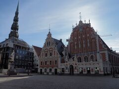 その後現れてきたのが、リガのシンボル、ブラックヘッドハウス。
リガ一番の名所の筈だが、やはりオフシーズンの朝の為なのか観光客は少な目。
