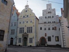 その後、旧市街を散策。リガ大聖堂や教会とか猫の家とかスウェーデン門とか。
こちらは有名なThree Brothers。右側の建物(長男)は15世紀に建てられたそうで、ラトビアに現在残存する一般住宅では長男は最も古いとか。