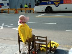 ソウルから日本大使館までウォーキング

日本大使館に向かって座っている少女像