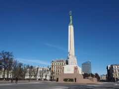 そして自由の記念碑。こちらは1918年のラトビア独立戦争の犠牲者に捧げられたもの。
なので、ソ連時代には取り壊しの危険もあったそうだが、それを乗り越えて今に至る。周りには衛兵さんが。
