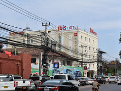 ヴィエンチャンでのホテルはこちら，ibis Vientiane Nam Phu．