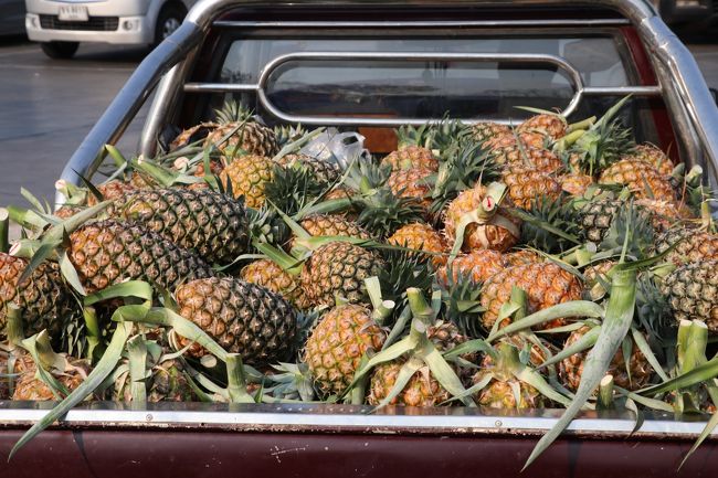 ホテルの朝食は6：30から<br />間違って5：30にレストランへ<br />再度出直して朝食<br />チェンマイホテルを7時に出発<br /><br />途中の休憩所で パイナップルが荷台にあふれています