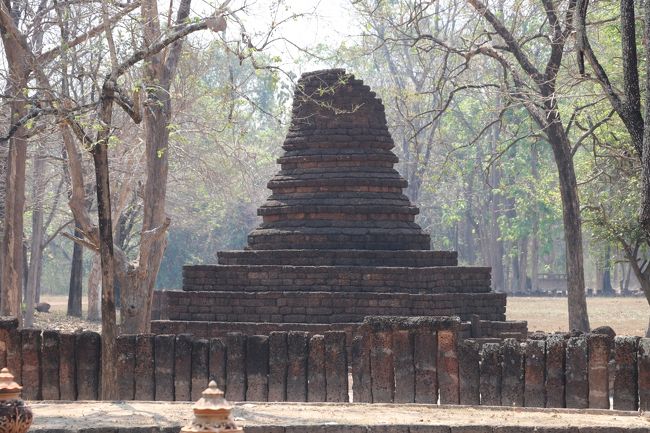 駐車場反対側の 遺跡