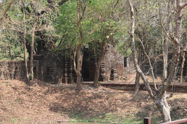 歩いて行くと200メートル程で城壁がある