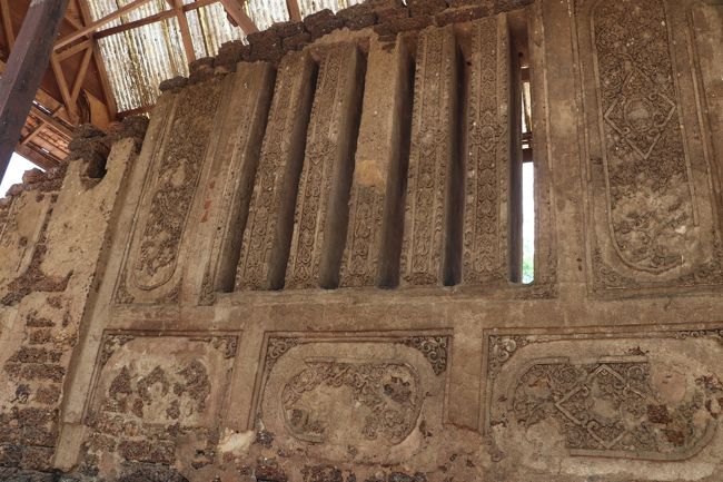 レリーフ 後から作った 屋根がレリーフを雨等から守ってくれる