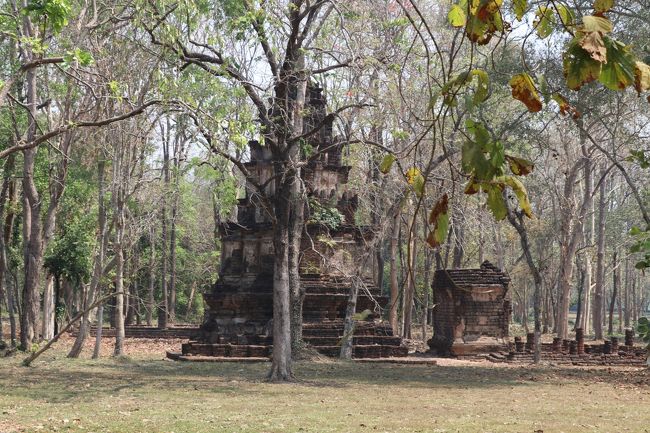 Wat Chedi cheddar thaeo<br />徒歩で見学