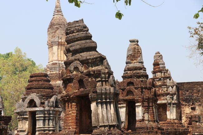 仏塔が かなり 傾いている<br />