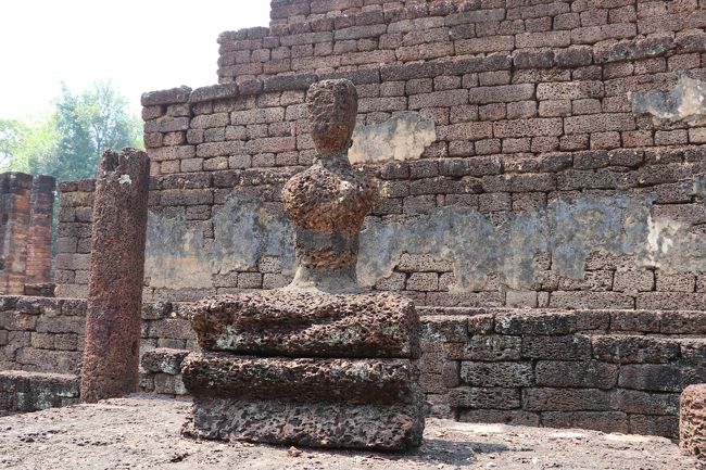 小さな仏像も 基礎的な石だけ<br />軽石風の石 だけが 残っています