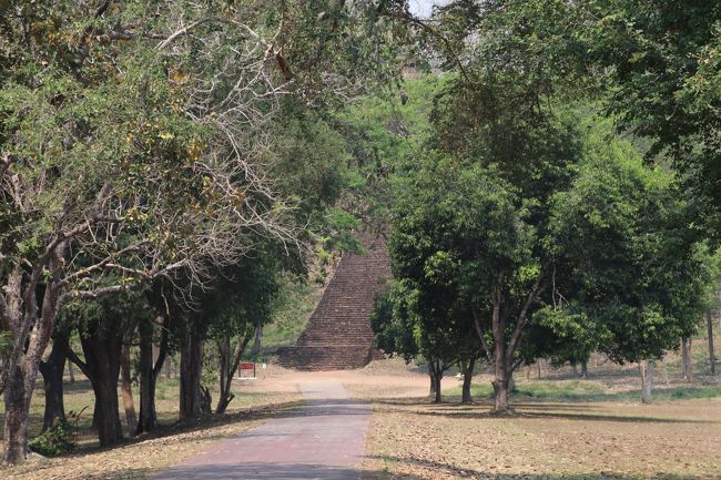 階段の上に仏塔