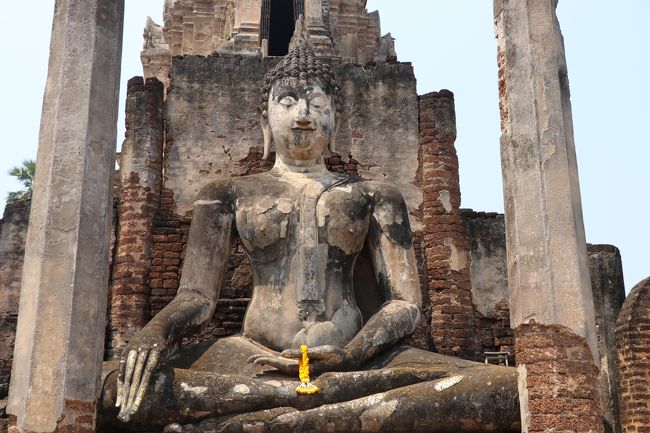 前回は黄色い布をまとっていました