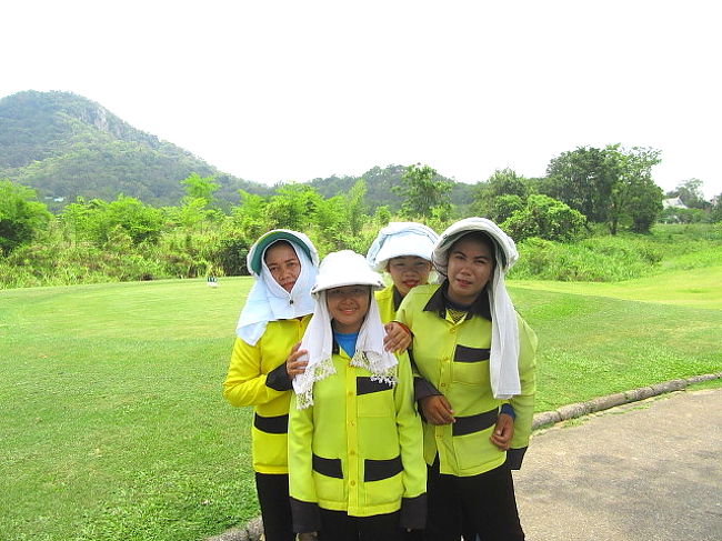 【KHAO KHEOW COUNTRY CLUB】<br />GF900＋CA350＋TR300<br />ゴルフクラブのひとから割引券貰った...50バーツ割引<br /><br />□手前初心者１７歳...ついたプレーヤーは不機嫌<br />□右奥で隠れてるのが、担当で２０歳、離婚で３歳の子がいる...真面目