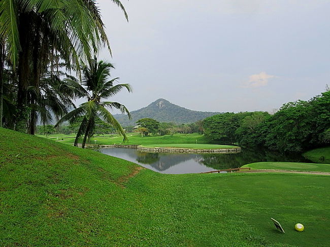 名物浮島ショートホール...130ヤード<br />１打目、お水へ、<br />２打目、オンで、２パット<br /><br />練習ランドでは、マズマズ....楽しく回れました。
