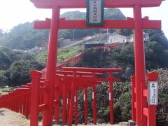 元乃隅稲成神社

昭和３０年、白狐の鎮斎のために建てられ、１００ｍ以上に亘って123基の赤い鳥居が奉納されています。
