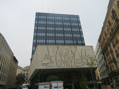 カテドラルを後にして、すぐのところにピカソの壁画があります。
カタルーニャ建築家協会の建物にあります。