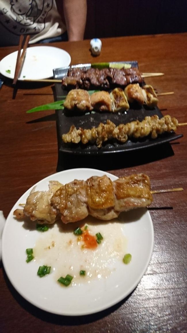 シーラーチャの鳥衛門という焼き鳥屋で日本人の友人と一杯、しかしタイの焼き鳥は大きい。