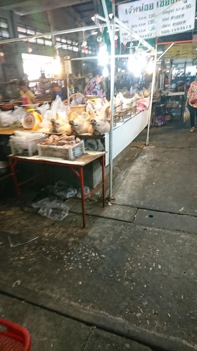 チャイヤプーム県中心街の市場、豚さんの頭がきれいに並べられています。