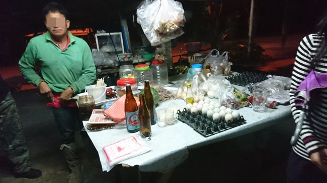 正面のラオカーウ（35度位のコメ焼酎）ばら売りしてくれます。<br />またこの酒は飲みすぎると記憶がなくなります。