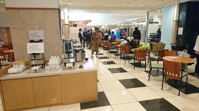 前日、宿泊した東横イン　朝食会場　噂通り中国人が喚き散らしてるような連中がいたり、カードゲームに興じたり目立った迷惑行為はなかったけど、どうもアレルギーが出ますな～～。