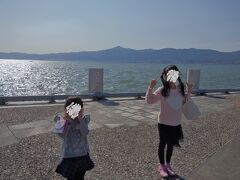 草津駅までは頑張って自力で来てもらい、草津駅の改札で3人を迎えました。　ようこそ滋賀県へ!

そのまま車で琵琶湖博物館へ!　初めて琵琶湖を見た2人、「海だ～!!」そうだよねー、海みたいに広いよね、琵琶湖は!　お天気に恵まれて良かった!