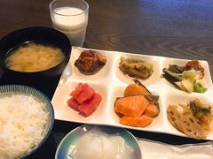 ふる川の朝ごはんは夜と同じ食事処でのブッフェタイプです。
さすが北海道。牛乳がおいしかったです。
ごはんの水加減がすごく好みで、たくさんいただきました。
ごはんのお供系のものばかり選んで食べていました。