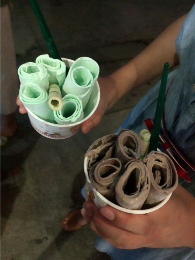 はやりのロールアイスがありました！