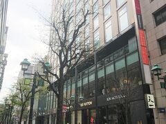 東京・銀座『ハイアットセントリック 銀座 東京』の外観の写真。

銀座の並木通り沿いにオープンしました。

写真右側にある12階建ての建物です。

銀座の中心から、新たな発見にあふれた冒険へ。
 
「街の中心」、「情報の中心」という意味を持つ、
「ハイアット セントリック」は、ハイアットの新しいライフスタイル
ブランド。
「ハイアット セントリック 銀座 東京」として、このたびアジアに
初上陸しました。

伝統を守りながらも、常に新しいものを寛容に受け入れて
進化してきた街、銀座。
人々が脈々と受け継ぎ、育んできた奥深い歴史と文化があります。
ハイアット セントリック 銀座 東京が目指すのは、訪れた人々が
銀座の魅力を知り、感じ、そして体験する拠点となること。
初めての方もリピーターの方も、肩ひじ張らない自分らしいスタイルで、
ハイアット セントリック流の銀座を体感してください。