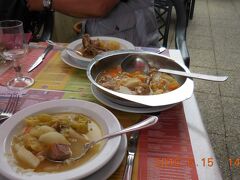 　ホテルに戻り河岸のテラスで遅めの昼食。野菜と肉の煮込みに・・・