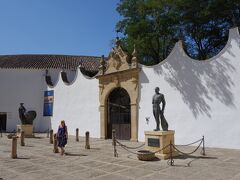 ロンダ闘牛場の前には、2体のマタドール像が建っています。