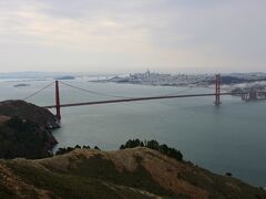Day ７-２（ゴールデンゲートブリッジ三昧）
https://4travel.jp/travelogue/11312204

7日目の夕方、サンフランシスコに到着しました。
サンフランシスコは2回目です。前に来た時は、サンフランシスコの方からゴールデンゲートブリッジを見ただけだったのですが、今回は北からサンフランシスコに入るので、橋を渡る前に、高台にあるゴールデンゲートブリッジ・ビスタポイント、ビューポイントと、橋のたもとにあるビスタポイントからゴールデンゲートブリッジを見ました。

高台にあるポイントは橋を上から見下ろす感じで、後ろにサンフランシスコのビル群が見えて、絵になります。
橋の袂にあるビスタポイントは、下から見上げるアングルで、これもまた違う角度で絵になります。
どちらのポイントが好きかは個人の好みかもしれませんが、私は、前者の方がサンフランシスコの街並みも見えて良いかなぁと思いました。