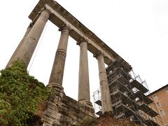 Tempio di Saturno(サートゥルヌス神殿)

ローマ神話の神サートゥルヌスを祭った神殿で、ローマで最も古い建造物の1つですが、柱以外ほとんど何も残っていません。最初の建設は紀元前6世紀(！)で、紀元前4世紀、紀元後4世紀に火災から再建した記録があるそうです。