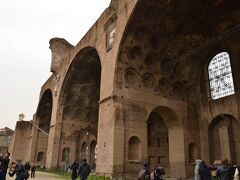 Basilica di Massenzio(マクセンティウスのバシリカ)

ローマ帝国皇帝マクセンティウスが308年に建設を命じ、その後コンスタンティヌス1世が312年に完成させた公会堂。何度かの地震で徐々に崩れていき、また建築資材として柱が供出されるなどして現在の姿になったようです。