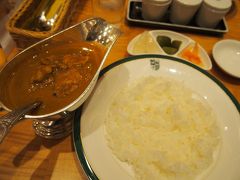 頼むは、中村屋純印度式カリー
この、なんていうんですかね、カレールーの入った入れ物。子供のころこれに入ったカレーを見てドキドキしたことがあったなあ。


ところで、後からインド人と思われる二人組が入店して隣に座った。
何を頼むのか興味津々でと見ていると、運ばれてきたのはナポリタンっぽいイタリアーノと伊府麺。
なぜ？